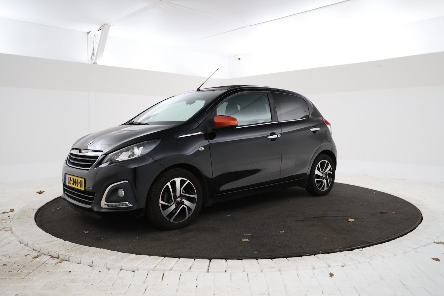 Peugeot 108 - 1.2 Puretech TOP! Roland Garros Cruise control, Climate control, Camera, Airco - AutoWereld.nl