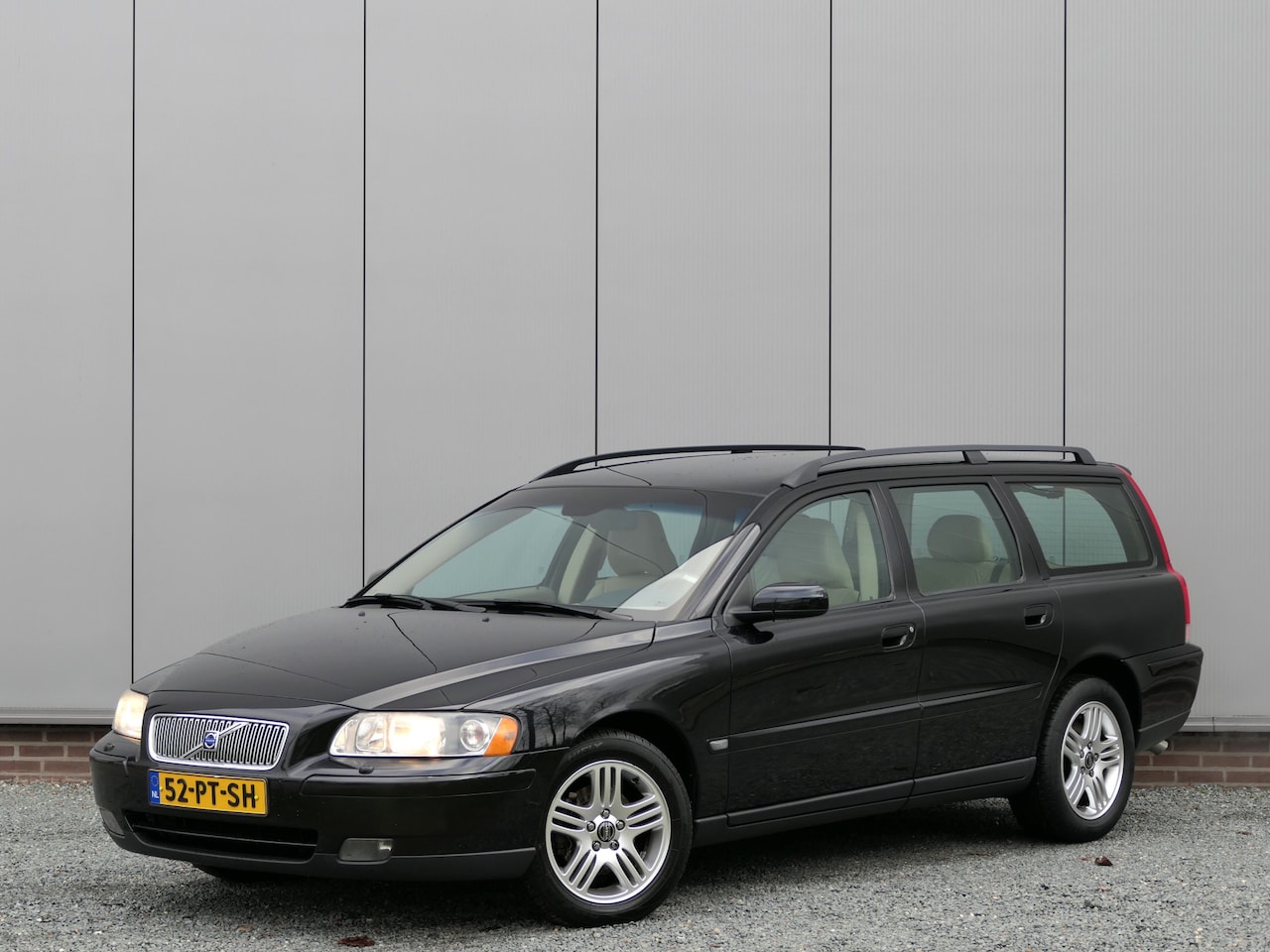 Volvo V70 - 2.4 Momentum Cruise control / Lederen bekleding / Trekhaak - AutoWereld.nl