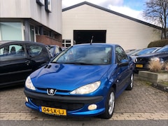 Peugeot 206 CC - 1.6-16V Keurig nette Cabriolet met 157740 kilometer. Bij aankoop komt er een nieuwe Apk ke