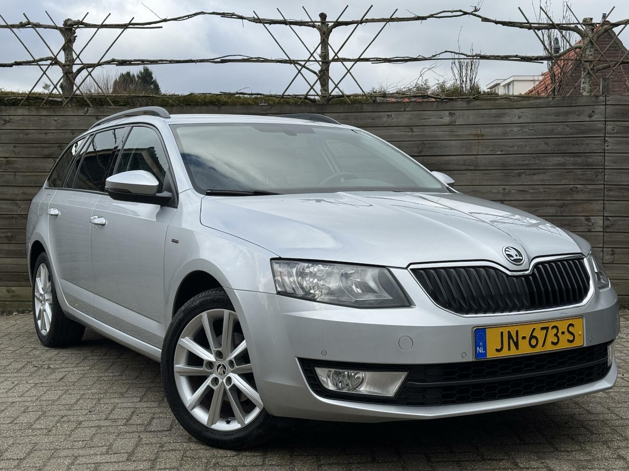 Skoda Octavia Combi - 1.2 TSI Style B. |1e Eig.|Carplay|PDC - AutoWereld.nl