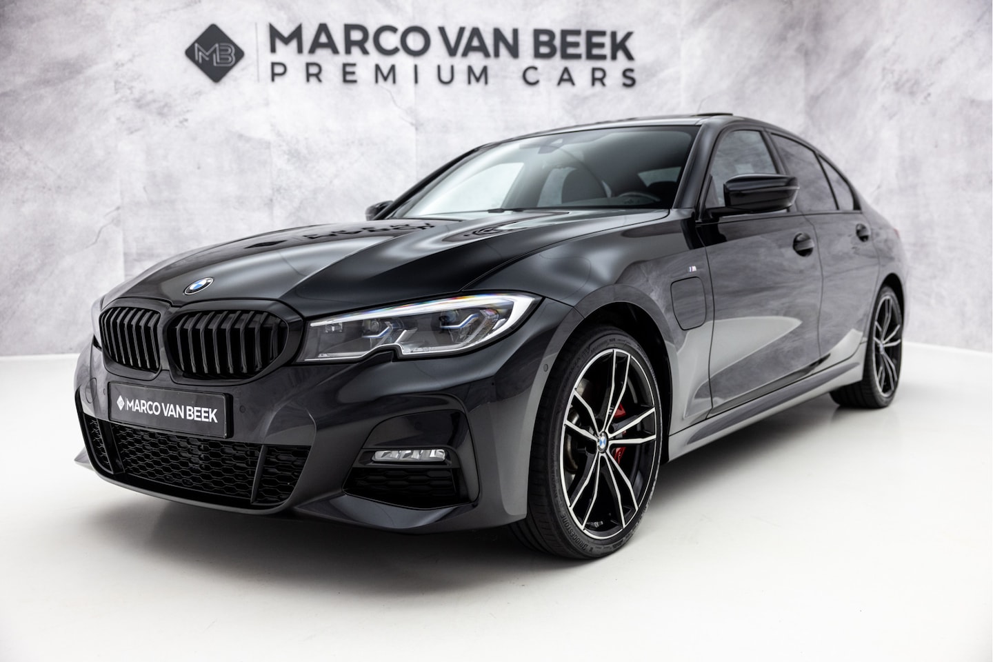 BMW 3-serie - 330e M-Sport | Pano | Shadow | 19" | Laser - AutoWereld.nl