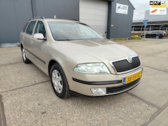 Skoda Octavia Combi - 1.6 Elegance ( VOL DEALER ONDERHOUDEN)