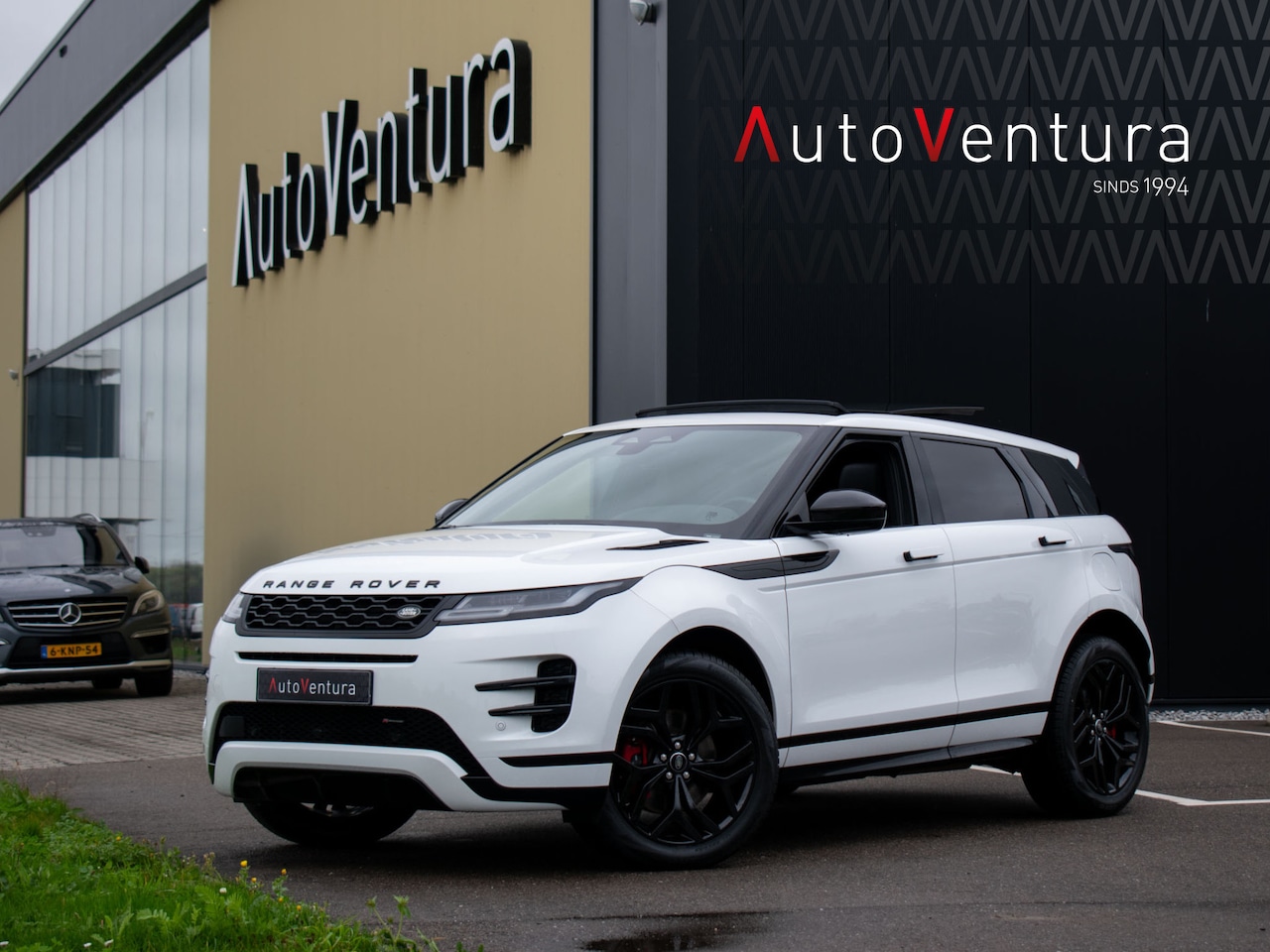 Land Rover Range Rover Evoque - 1.5 P300e AWD R-Dynamic SE | Schuifdak | Leder | Winterpack | LED | Climate - AutoWereld.nl