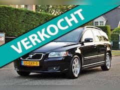 Volvo V50 - 2.4 Momentum | AUTOMAAT | CLIMA | CRUISE | LEDER | TREKHAAK | NAP | ZEER MOOIE GOED ONDERH