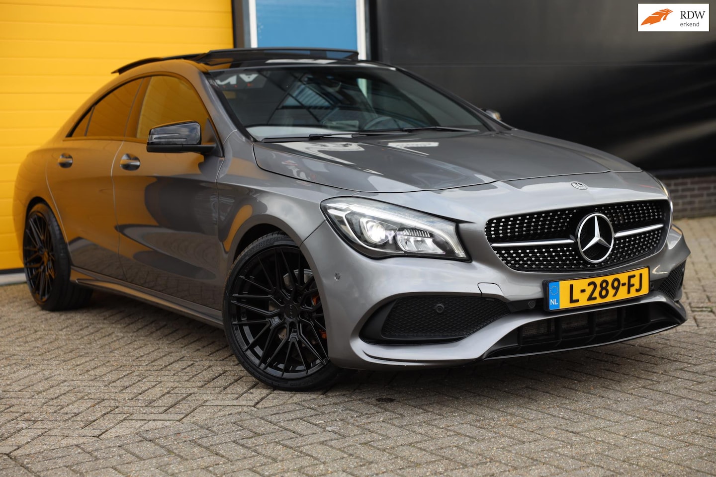 Mercedes-Benz CLA-Klasse - 200 AMG Line / AUT / 156 PK / Navi / Sfeerverlichting / CC / Open Panoramadak / Led / Pdc - AutoWereld.nl