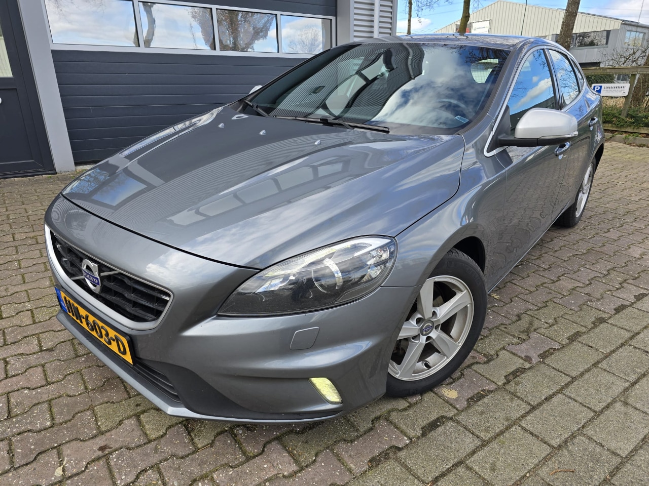 Volvo V40 - 2.0 D2 R-Design Business 2.0 D2 R DESIGN BUSINESS - AutoWereld.nl