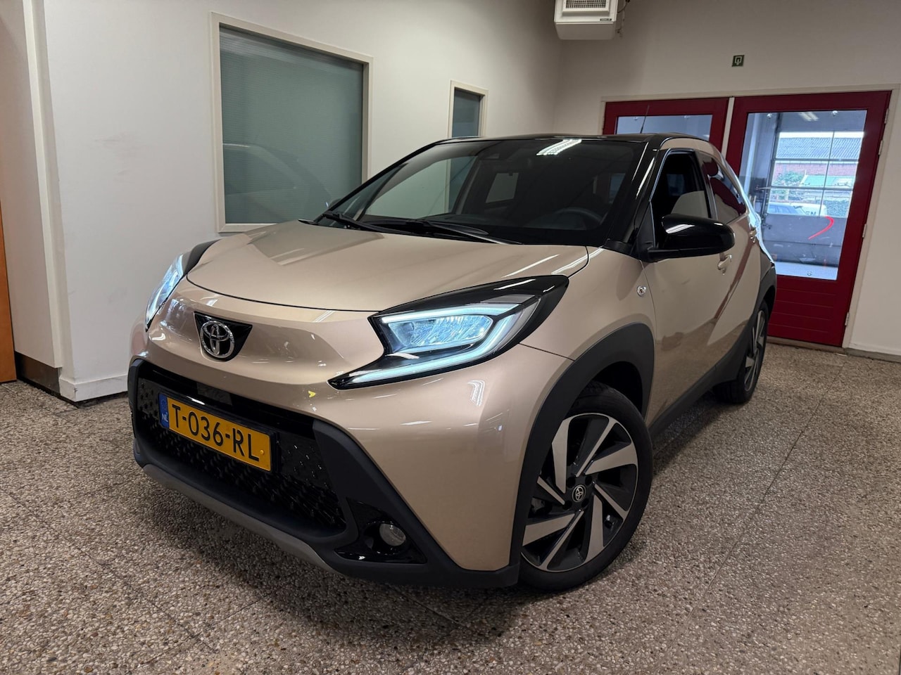 Toyota Aygo X - 1.0 VVT-i S-CVT Envy Automaat | Navi | Carplay - AutoWereld.nl