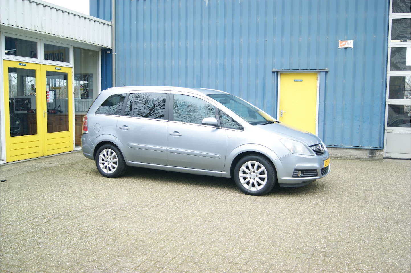 Opel Zafira - 1.8i 16V Cosmo 140 pk, Airco, Nieuwe APK!!! - AutoWereld.nl