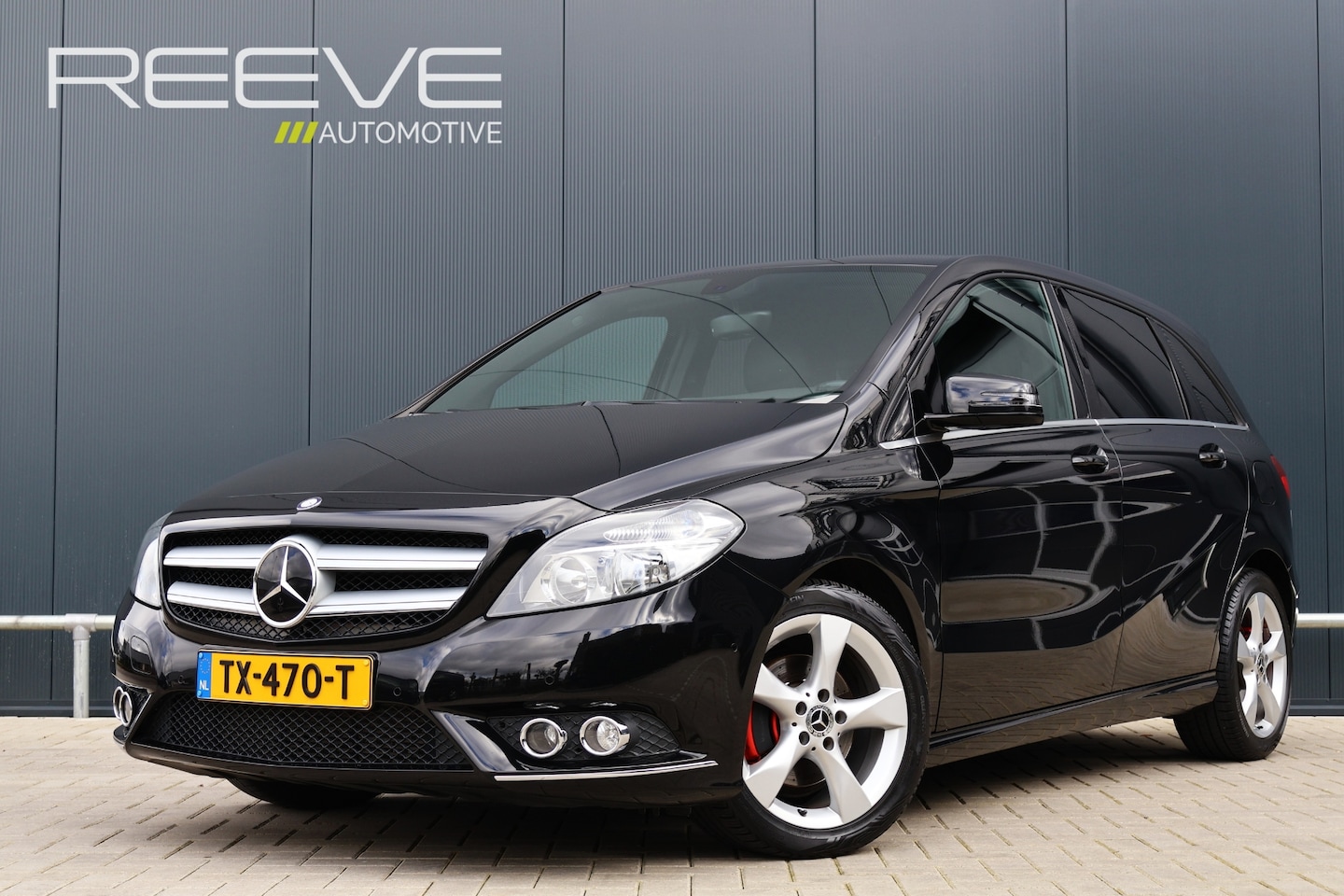 Mercedes-Benz B-klasse - 180 Ambition Automaat | Leer | Stoelverwarming | AMG-styling | Trekhaak | 17 Inch - AutoWereld.nl