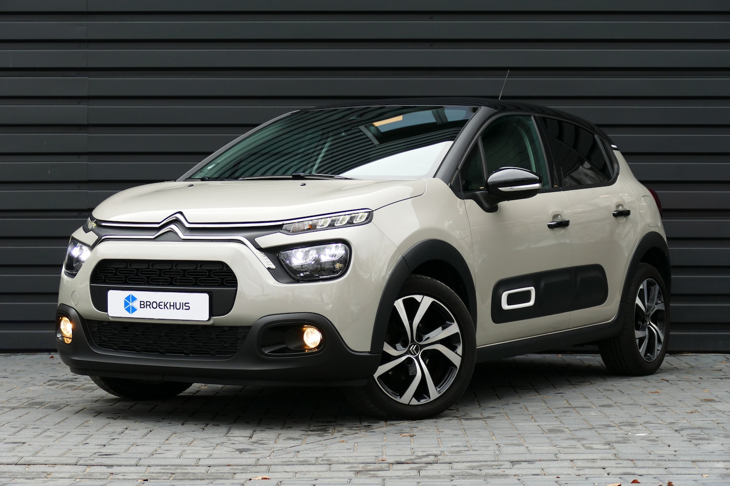 Citroën C3 - 1.2 PURETECH 82PK 5-DRS SHINE + / NAVI / LED / CLIMA / PDC / 17" LMV / CAMERA / KEYLESS / - AutoWereld.nl