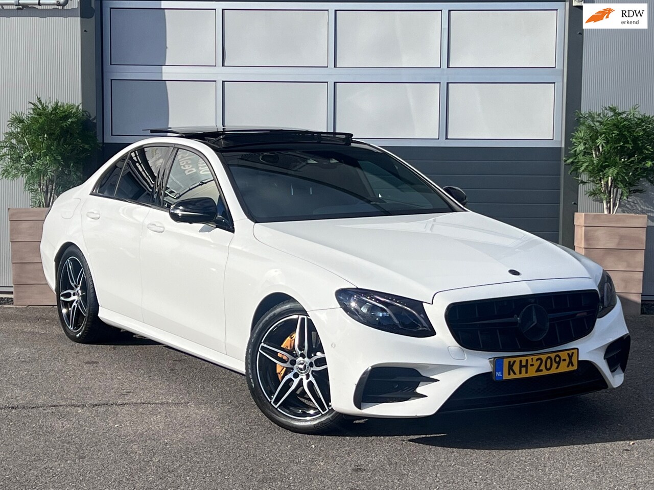 Mercedes-Benz E-klasse - 200 AMG Prestige Plus / PANO / NAVI / BURMESTER / SFEER VERLICHTING / TREKHAAK / - AutoWereld.nl