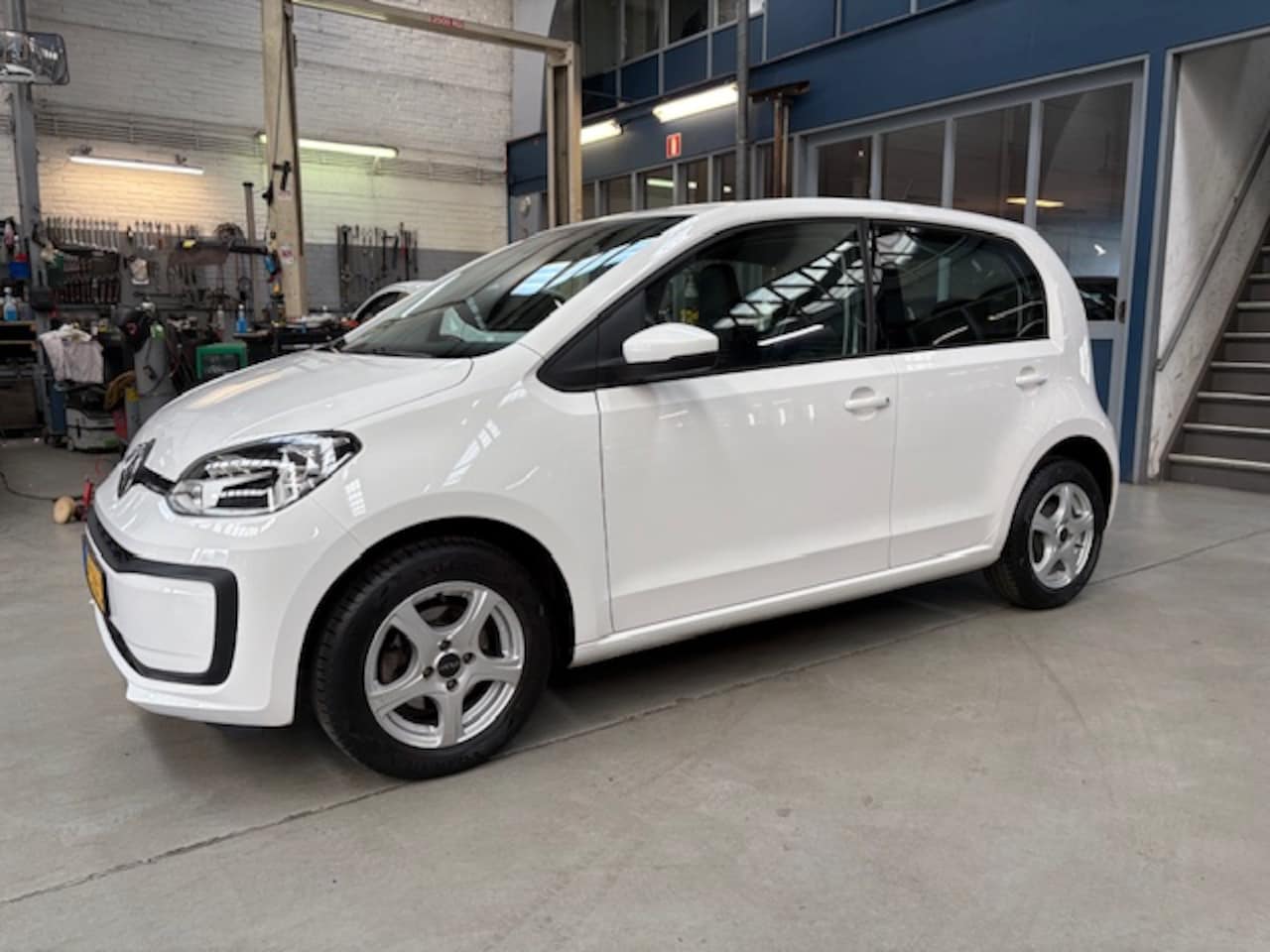 Volkswagen Up! - 1.0 60PK 4D BMT Move up! | Airco | Bluetooth | Lm velgen | All season banden | NAP | Rijkl - AutoWereld.nl