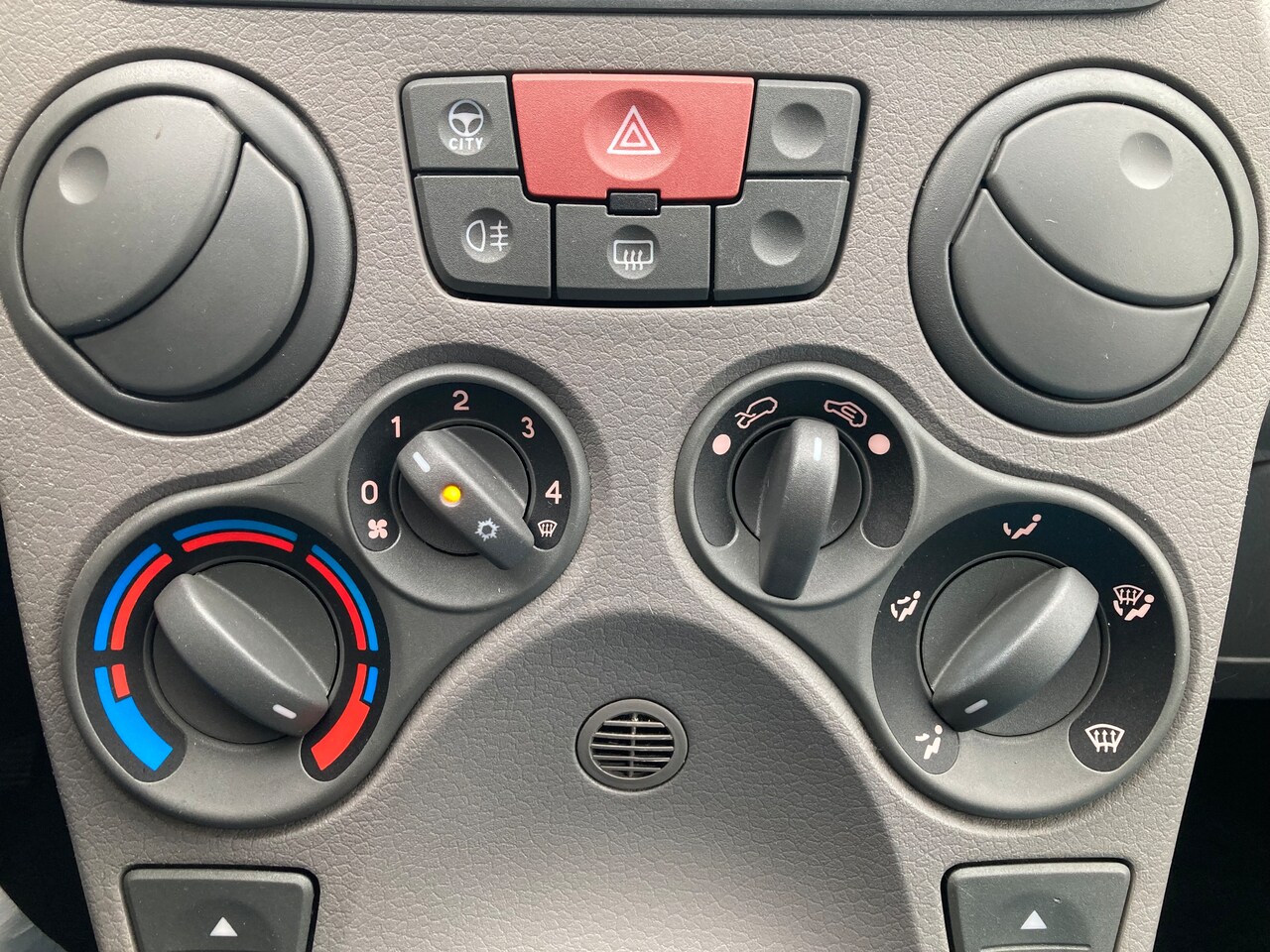 Fiat Panda - 1.2 Sportsound 5-drs Airco Nieuwe Banden en Distributie!