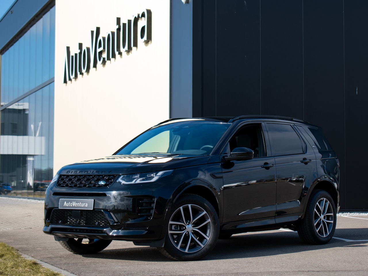 Land Rover Discovery Sport - 1.5 P300e PHEV Dynamic SE | Panodak | Leder | Winterpack - AutoWereld.nl