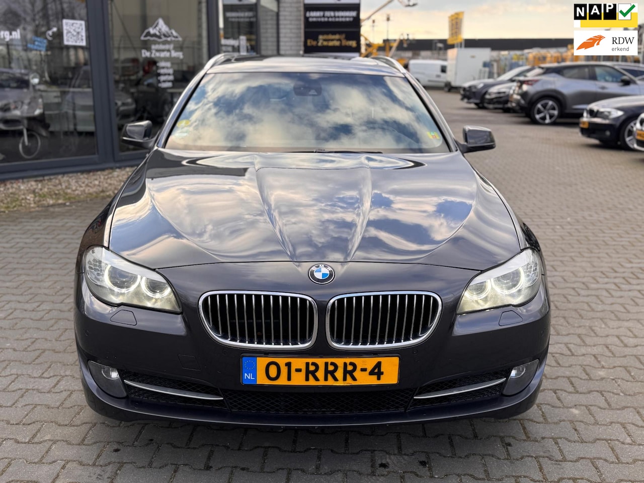 BMW 5-serie Touring - 523i High Executive trekhaak panorama - AutoWereld.nl