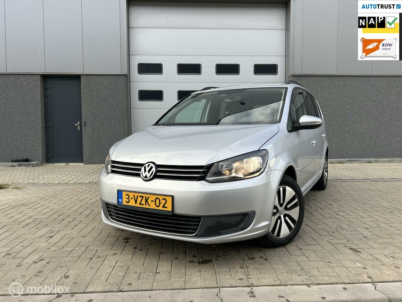 Volkswagen Touran - 1.6 TDI Comfort./APK/DSG/GRIJS KENTEKEN/ - AutoWereld.nl