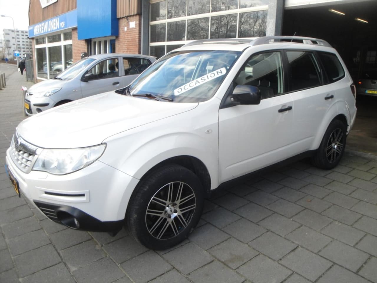 Subaru Forester - 2.0 AWD (1eEig.) BlackenWhite met Cl.- en Cr.Control, Tr.haak, Pan - AutoWereld.nl