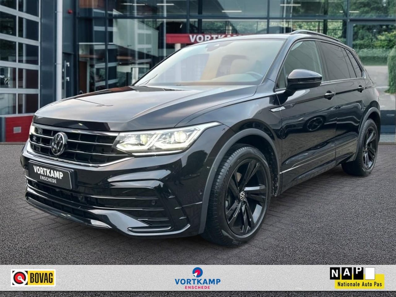 Volkswagen Tiguan - 1.5 TSI DSG R-LINE TREKHAAK/CAMERA/NAVI/CARPLAY/ACC/STOELVERW - AutoWereld.nl