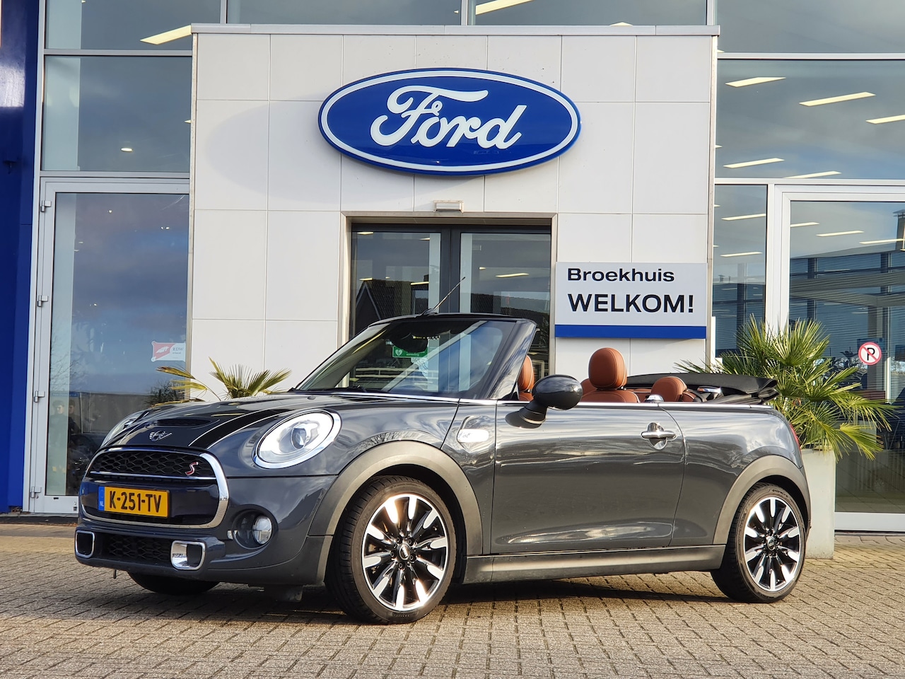 MINI Cabrio - Mini 2.0 Cooper S 192 pk! | Lederen Bekleding | Stoelverwarming | lichtmetalen velgen 17" - AutoWereld.nl