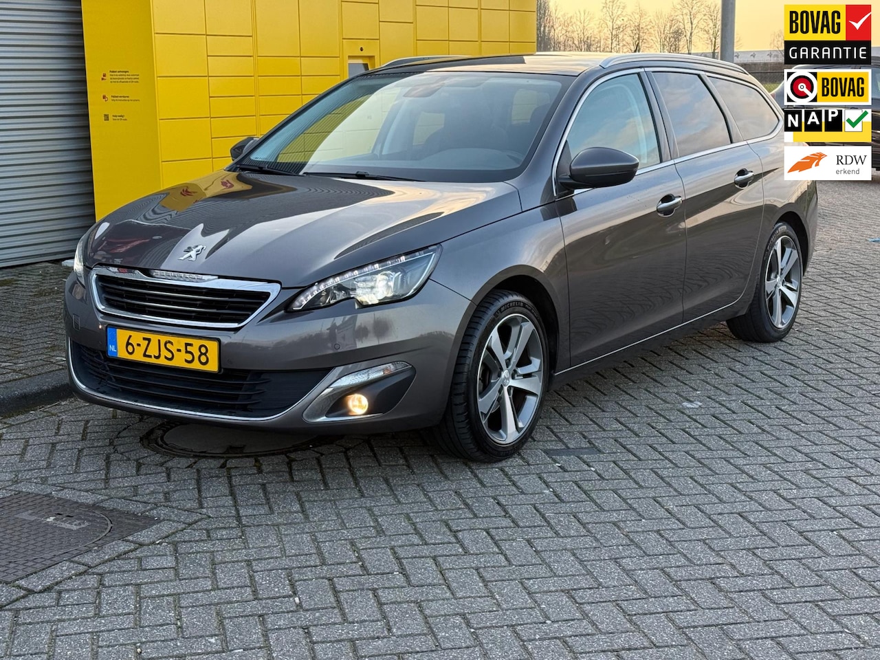 Peugeot 308 - 1.2 e-THP Première Bj 2015 Xenon LED Leer Navi PDC - AutoWereld.nl