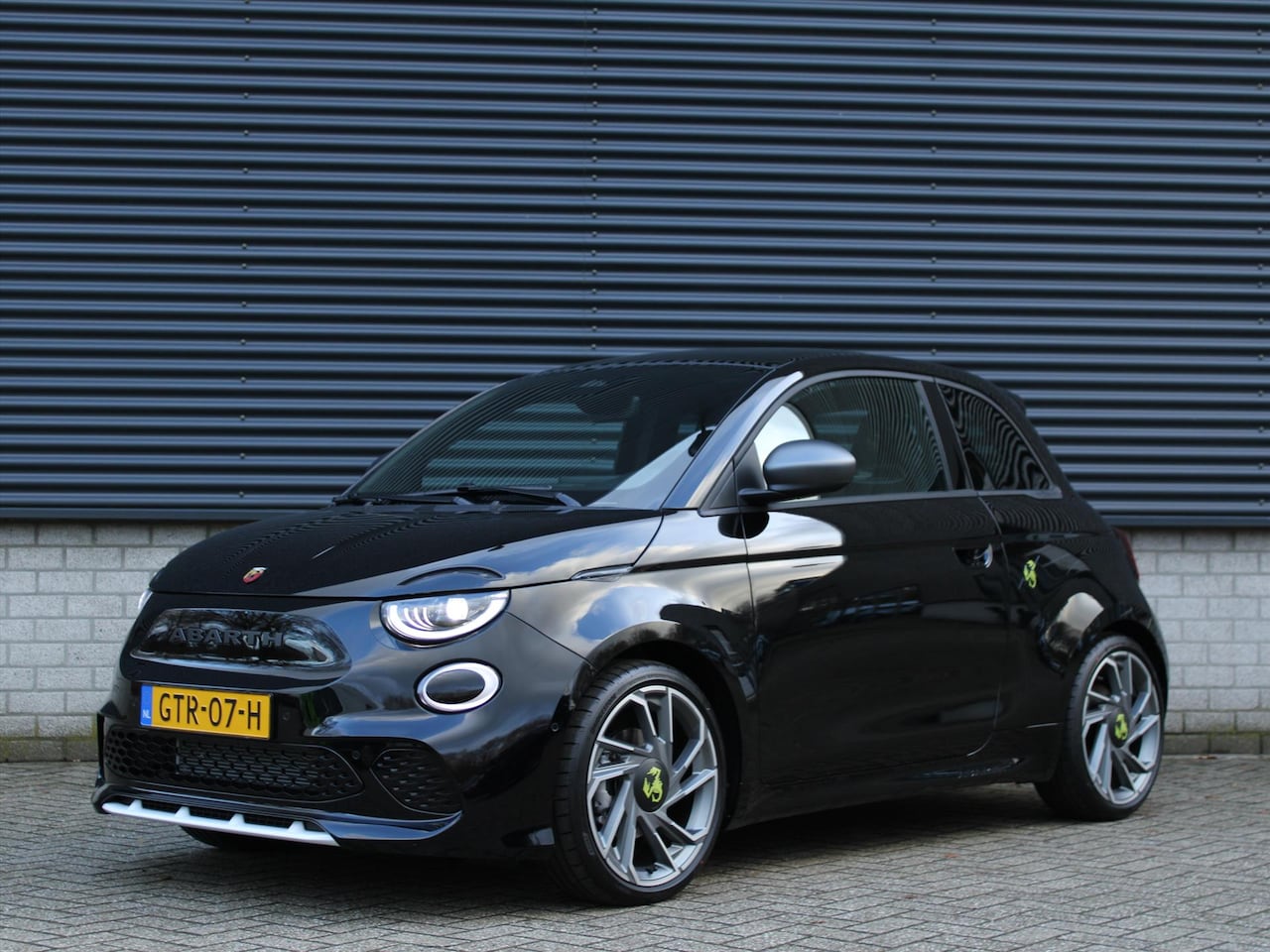 Abarth 500e - 42 kWh 155pk Turismo I I Panoramadak I Alcantara Bekleding met Scorpion Logo - AutoWereld.nl