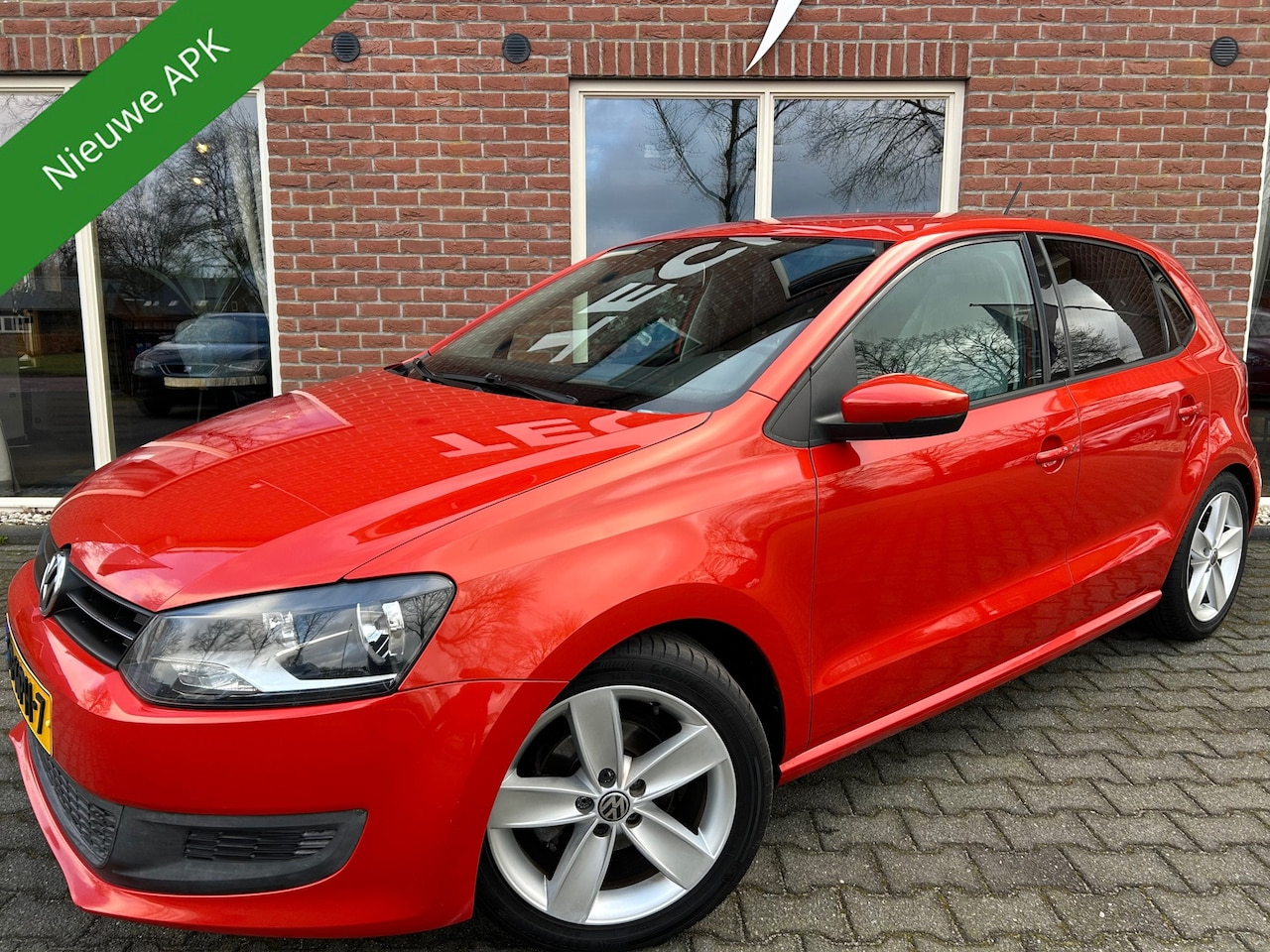 Volkswagen Polo - 1.2 TSI Comfortline NIEUWE APK / BLUETOOTH / CRUISE / SCHERM / AIRCO / LMV - AutoWereld.nl