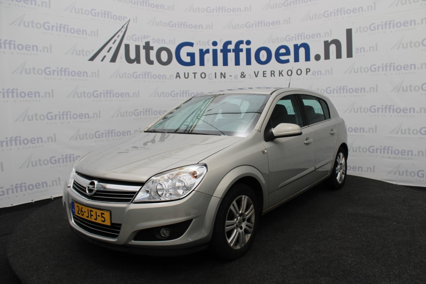 Opel Astra - 1.6 Cosmo nette 5-deurs met leer en trekhaak - AutoWereld.nl