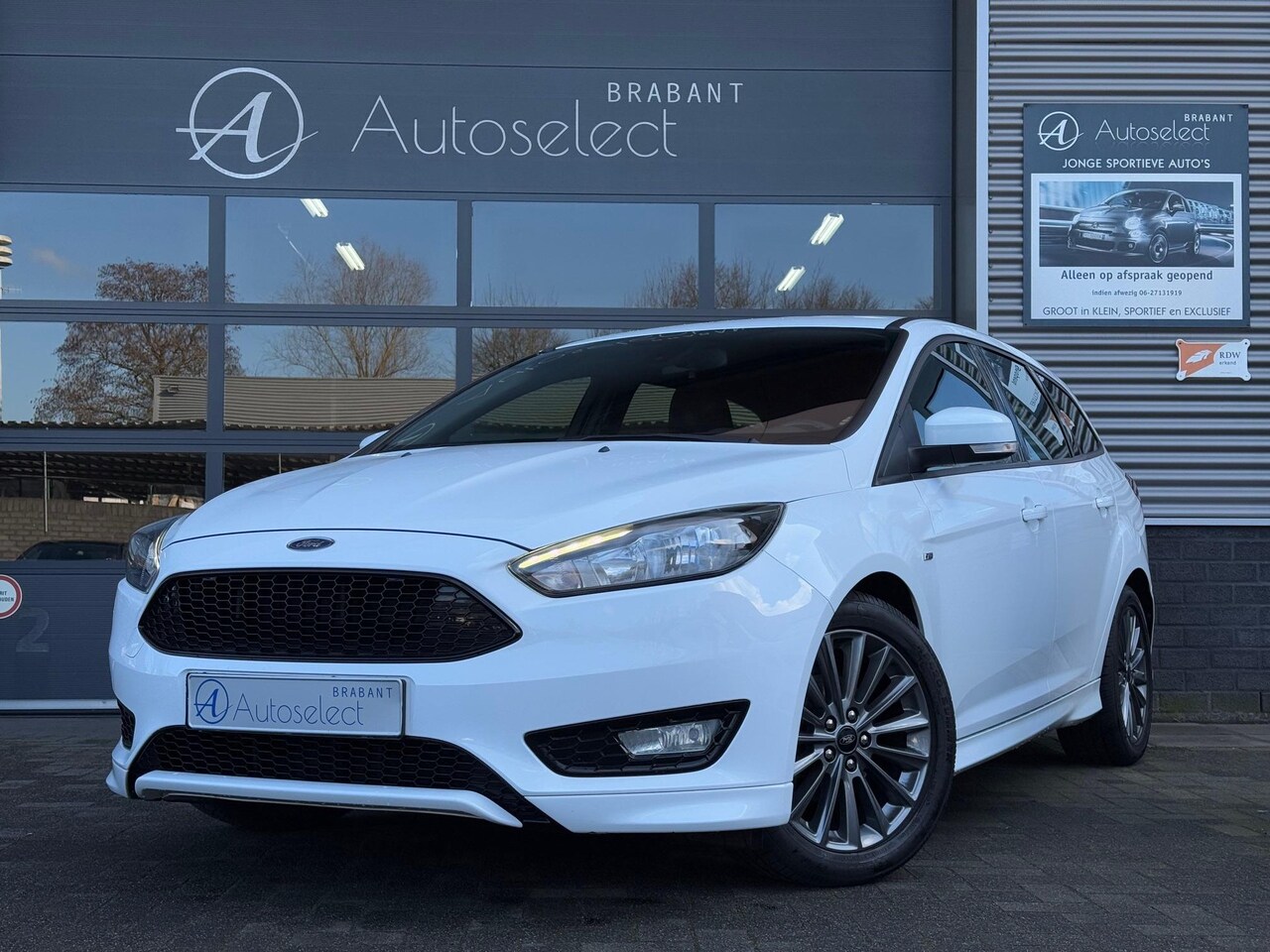 Ford Focus Wagon - 1.0 ST-Line Airco PDC Keyless - AutoWereld.nl