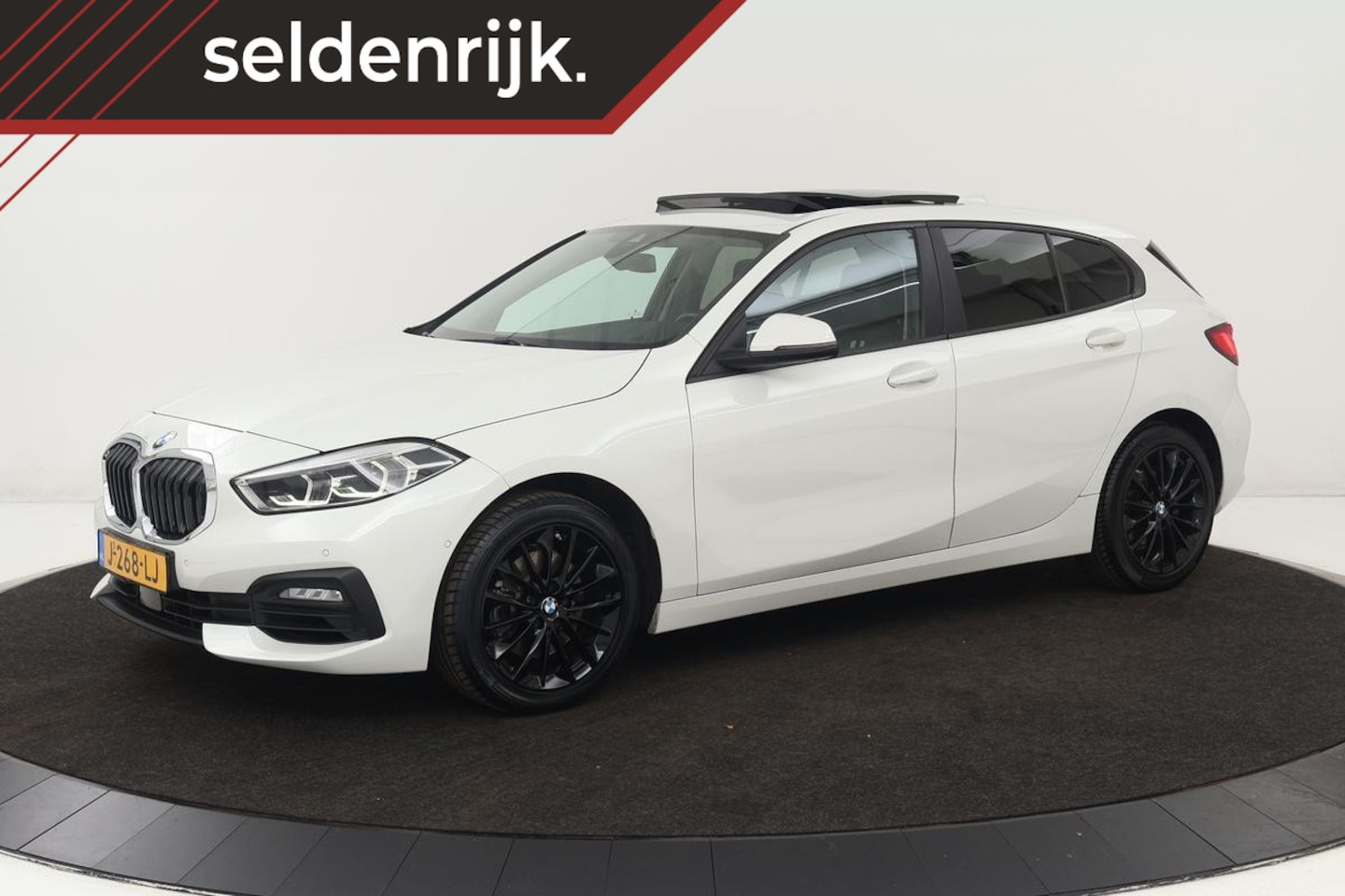 BMW 1-serie - 118i Advantage | Panoramadak | Stoelverwarming | Camera | Sportstoelen | Full LED | Naviga - AutoWereld.nl