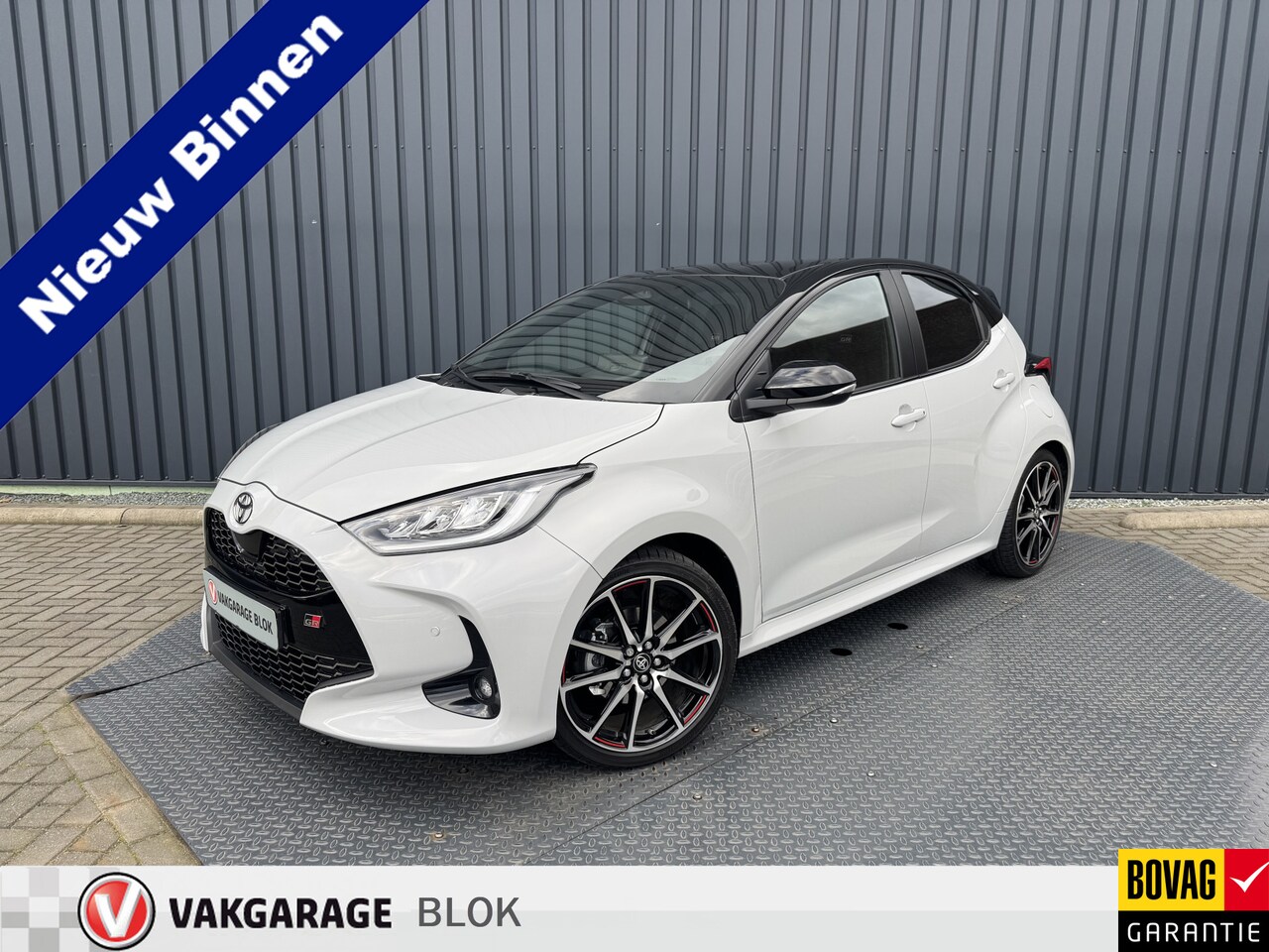 Toyota Yaris - 1.5 Hybrid 130 GR Sport / Bi tone | BSM | PDC V+A | GR Grijs | Rijklaar!! - AutoWereld.nl