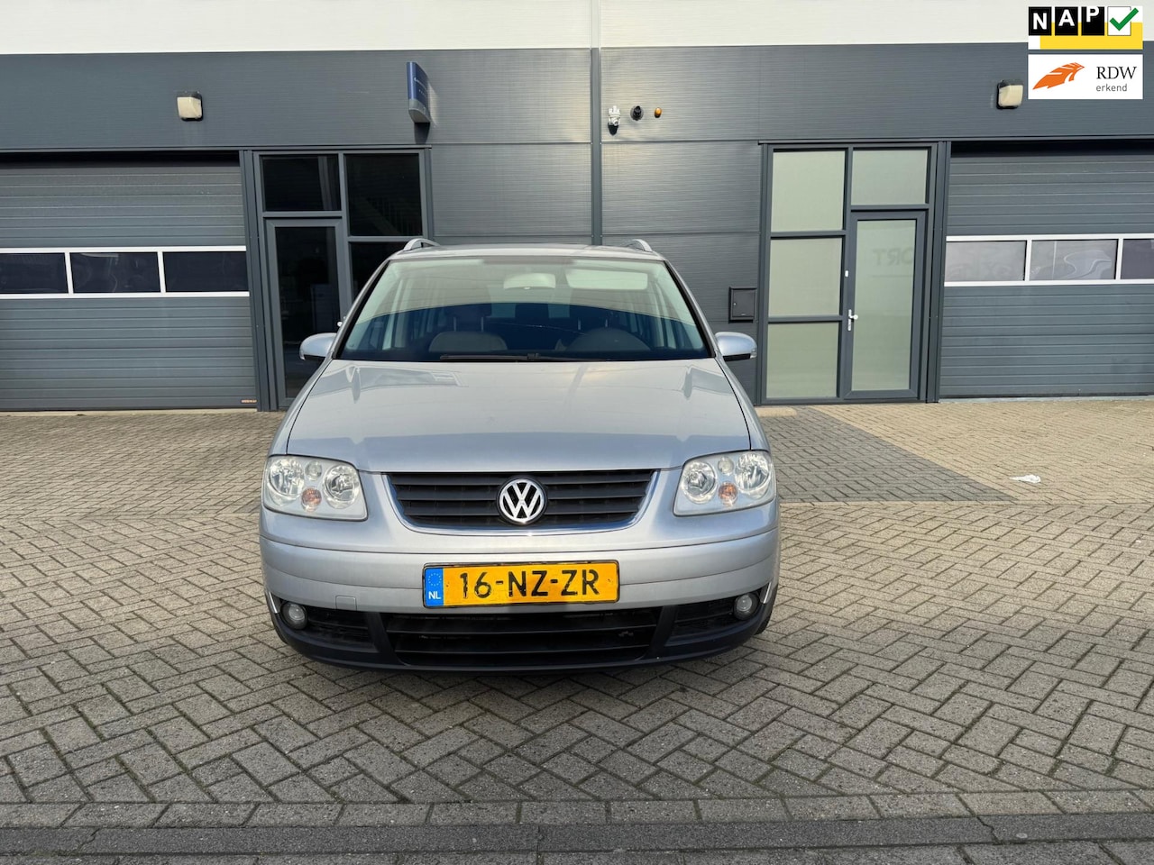 Volkswagen Touran - 1.6-16V FSI Highline 7 persoons - AutoWereld.nl