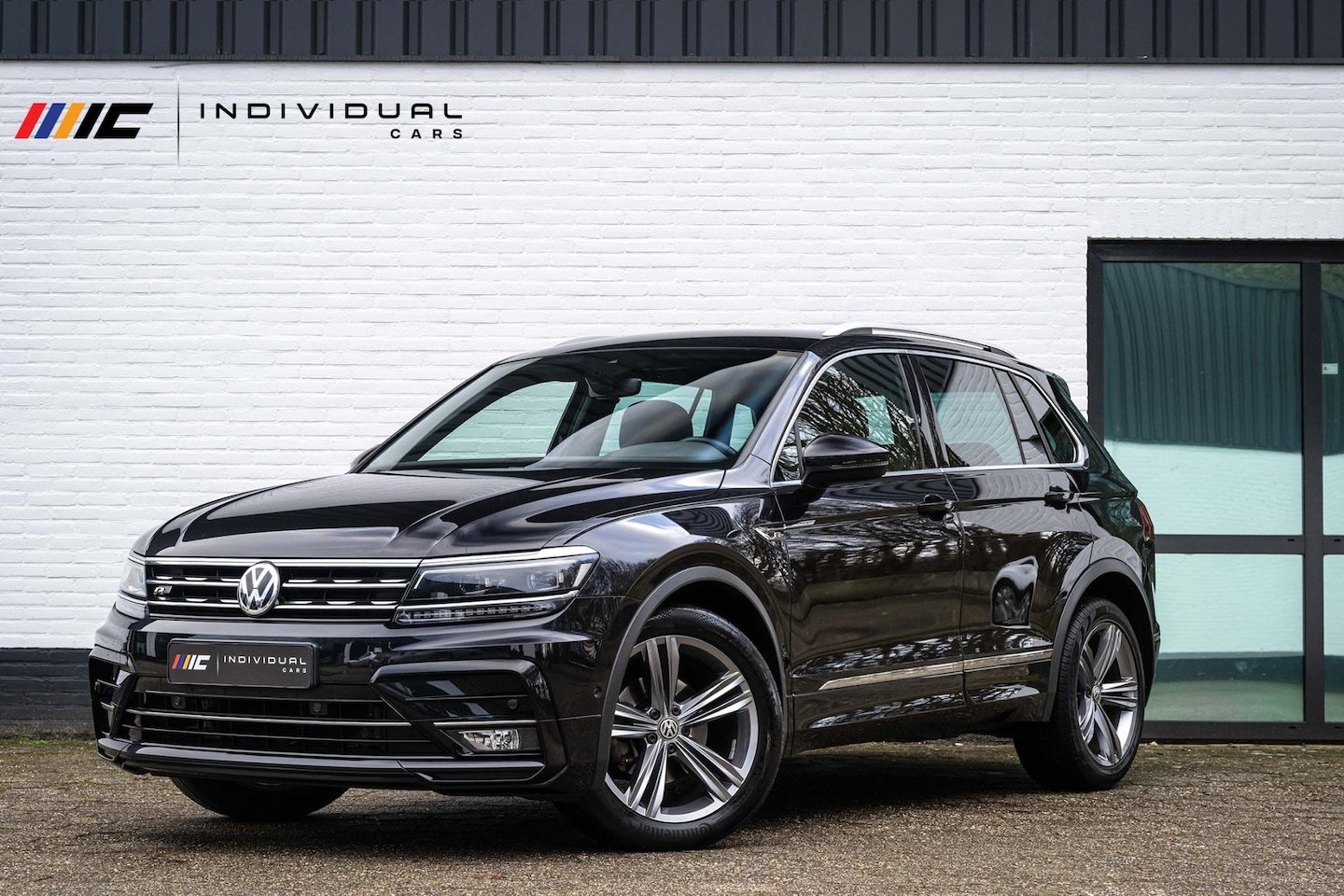 Volkswagen Tiguan - 1.5 TSI ACT 150pk R-Line ACC Camera Massage - AutoWereld.nl