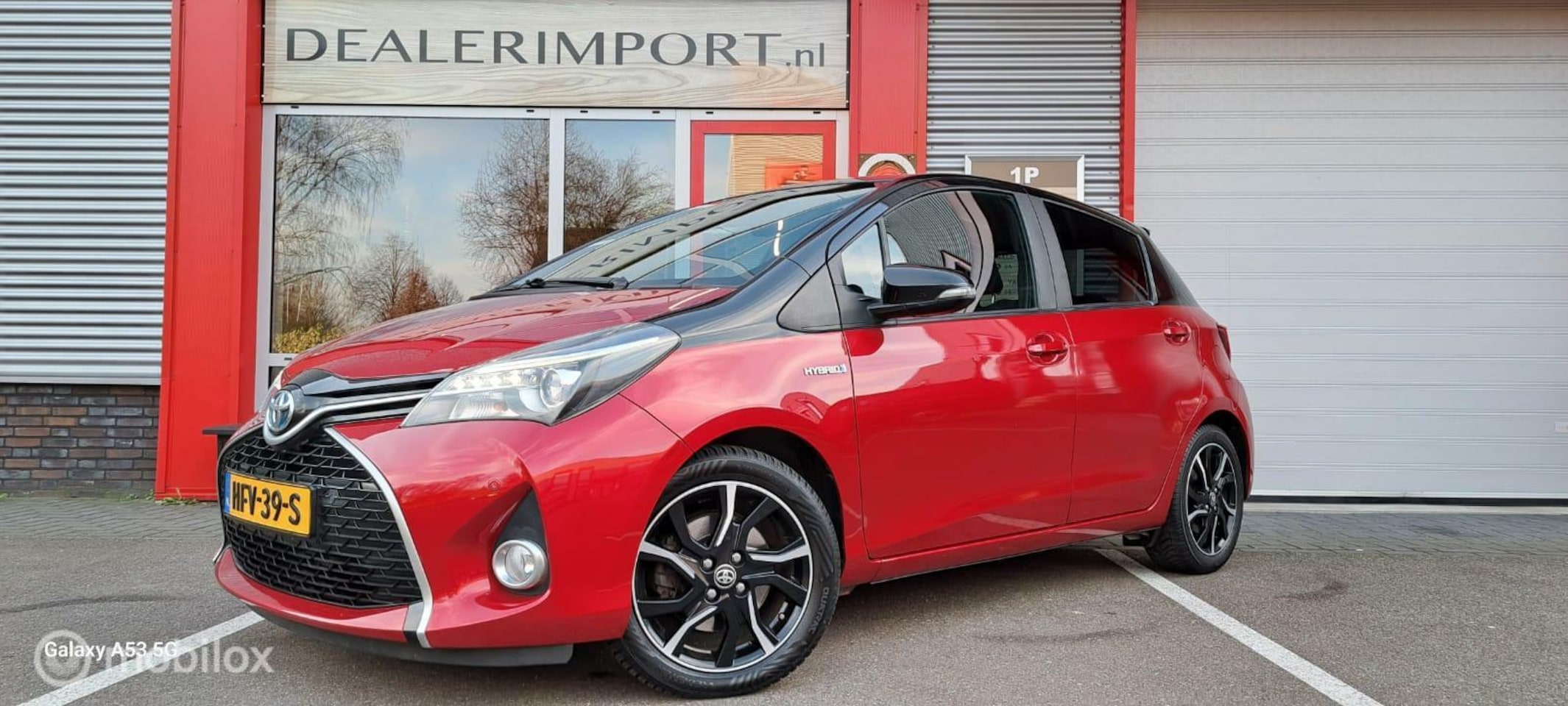 Toyota Yaris - 1.5 Hybrid Dynamic Bi-Tone / FULL OPTIONS / ECC / Navigatie / Parkeersensoren v+a en camer - AutoWereld.nl