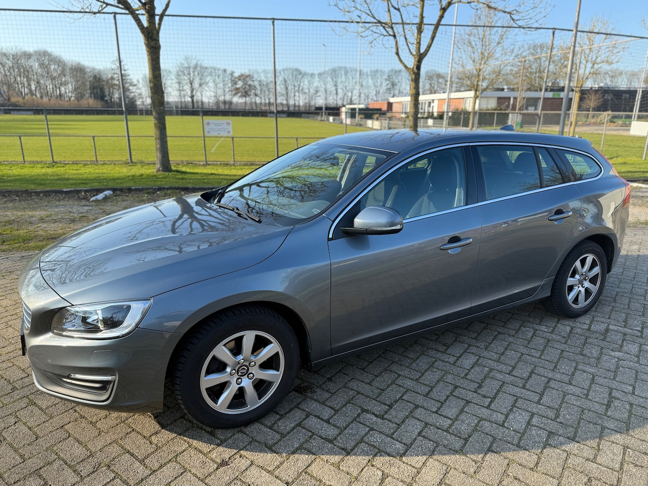 Volvo V60 - 2.0 T4 Polar+ | Extra set banden op velg | Dakdragers met fietssteun - AutoWereld.nl