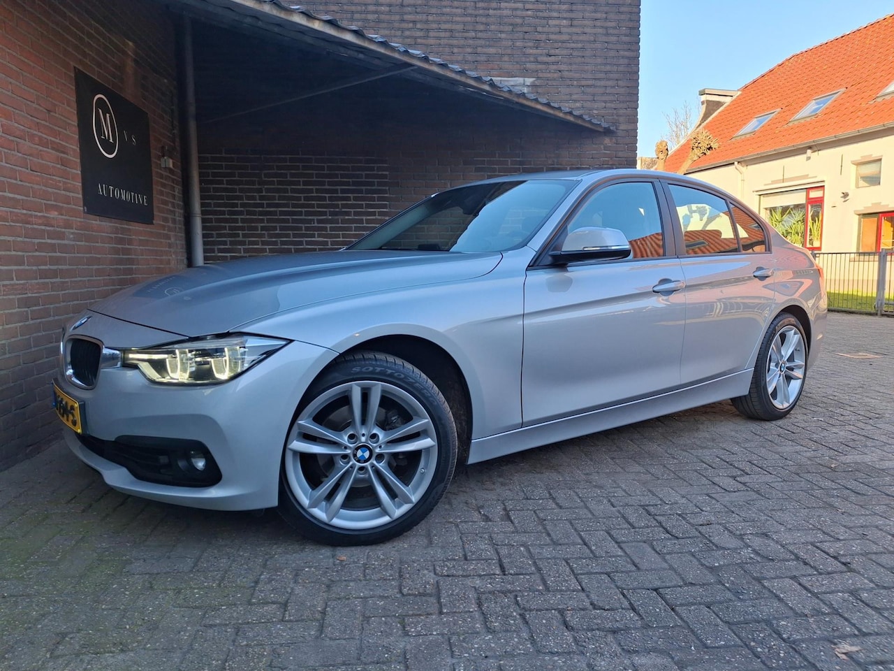 BMW 3-serie - 318i Executive 136PK Automaat / Navigatie / Achteruitrijcamera / Cruise Controle - AutoWereld.nl