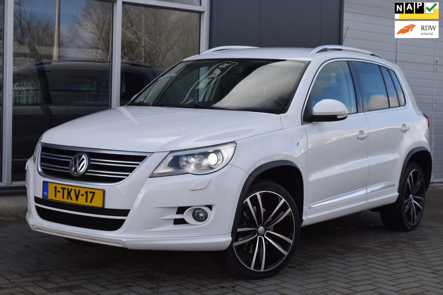 Volkswagen Tiguan - 2.0 TDI Sport&Style 4Motion | R-Line | DSG | Xenon | APK 3-2026 ! - AutoWereld.nl