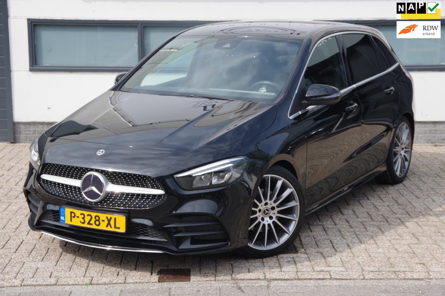 Mercedes-Benz B-klasse - 180 Premium Plus AMG pakket/ widescreen alcantara NIEUWSTAAT - AutoWereld.nl