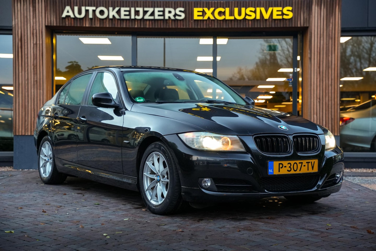 BMW 3-serie - 320i Business Line Clima Navi PDC Automaat! Leer - AutoWereld.nl