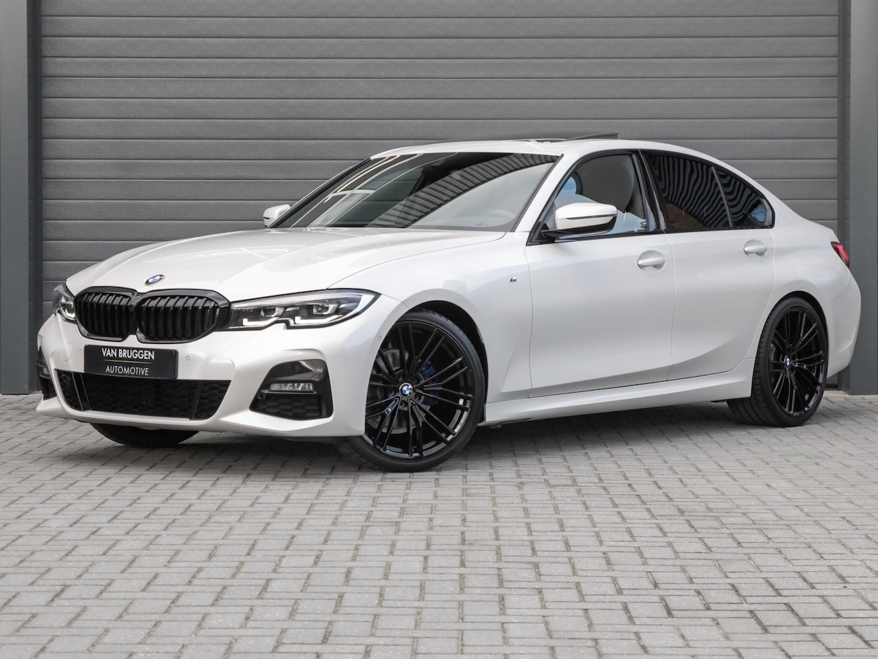 BMW 3-serie - 320i M-Sport Pano NAP Leer 20" BTW Trekhaak Camera - AutoWereld.nl