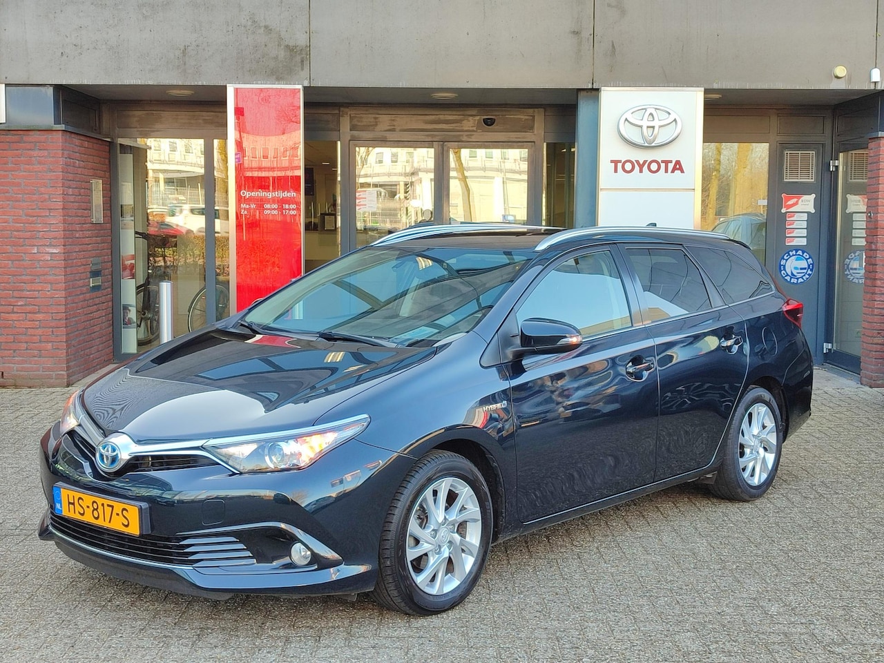 Toyota Auris Touring Sports - 1.8 Hybrid DYNAMIC NAVI KEYLESS CLIMA CAMERA BLUETOOTH CRUISE 16'' LM-VELGEN NL-AUTO - AutoWereld.nl