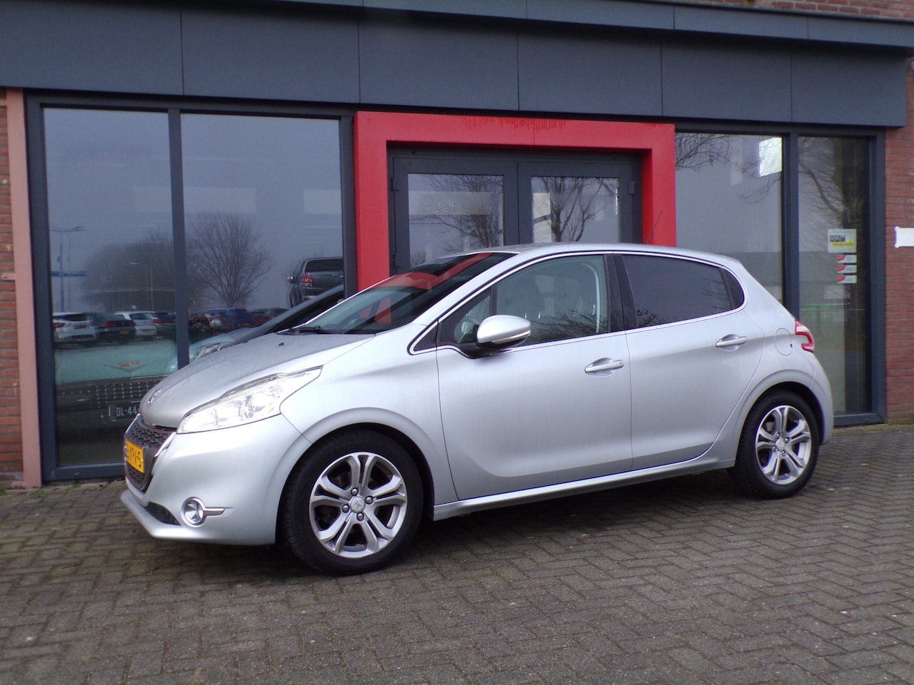 Peugeot 208 - 1.4 VTi Griffe Leer Navi PDC Cruise Trekhaak NAP! - AutoWereld.nl