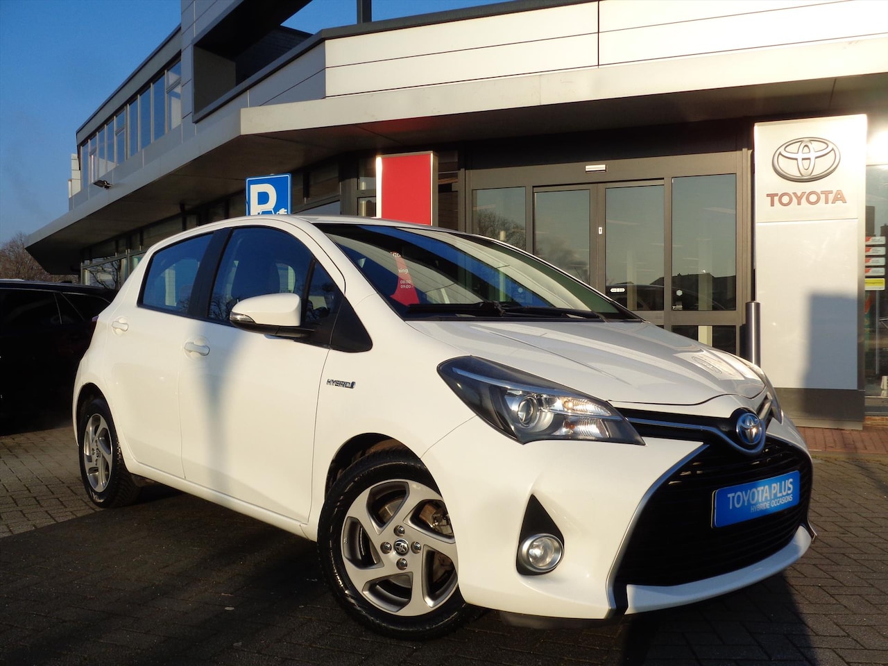 Toyota Yaris - 1.5 Hybrid 100pk 5D Aut Trend | Navigatie | Camera | Climate Control - AutoWereld.nl