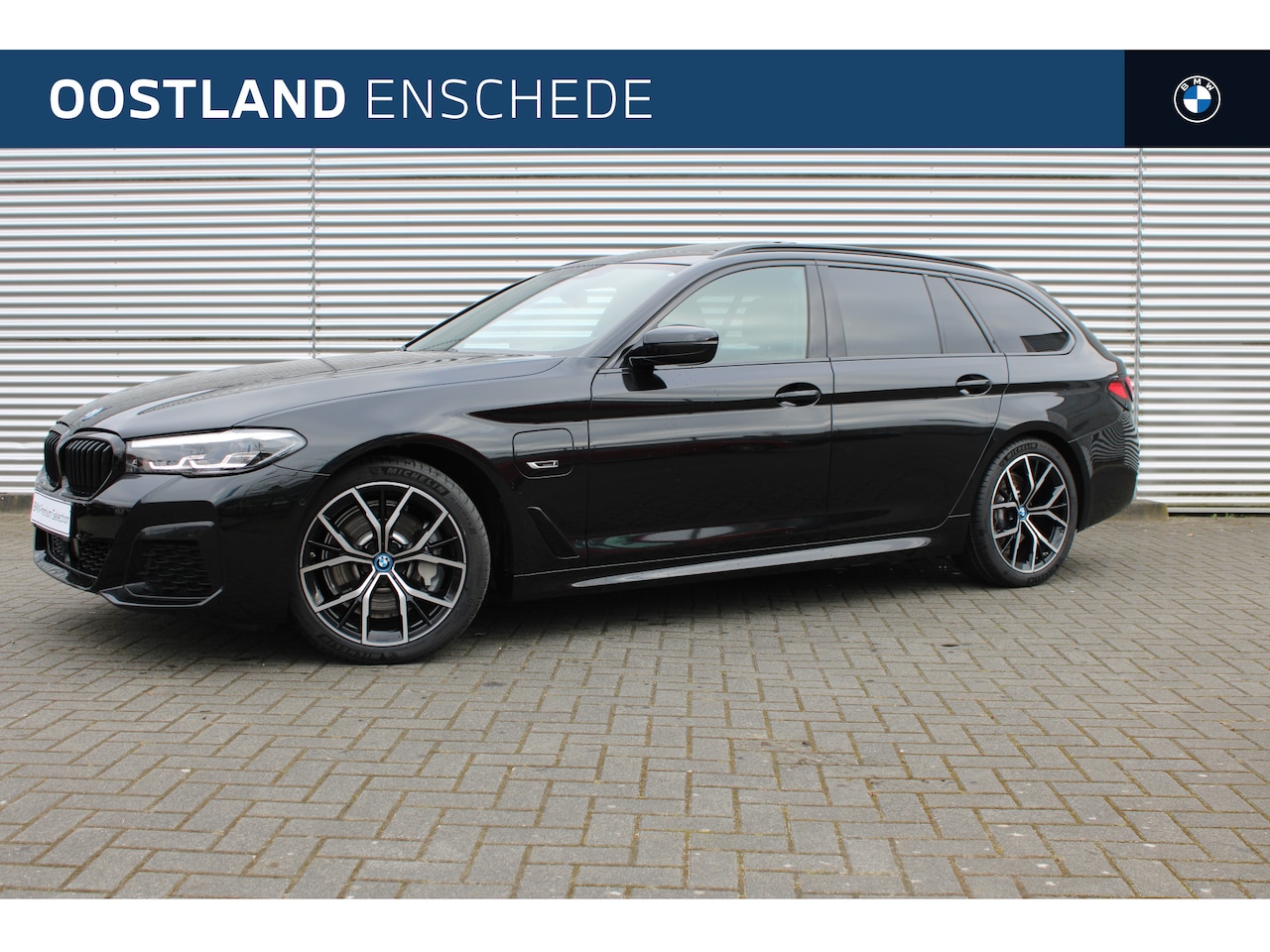 BMW 5-serie Touring - 530e xDrive High Executive M Sport Automaat / Panoramadak / Sportstoelen / Active Cruise C - AutoWereld.nl