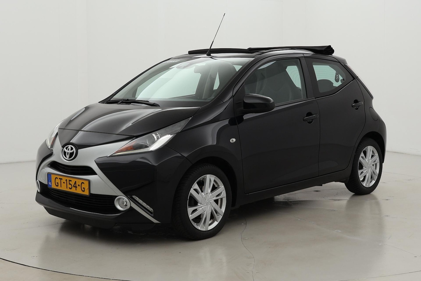 Toyota Aygo - 1.0 VVT-i x-wave | Elektrisch vouwdak | Navigatie | Keyless | Clima | 15 inch - AutoWereld.nl