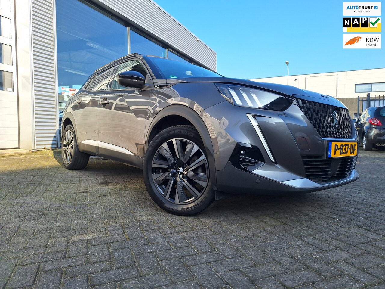 Peugeot 2008 - 1.2 PureTech GT Pack/Panoramadak/Navigatie/Camera/Halfleer/Vol/ - AutoWereld.nl