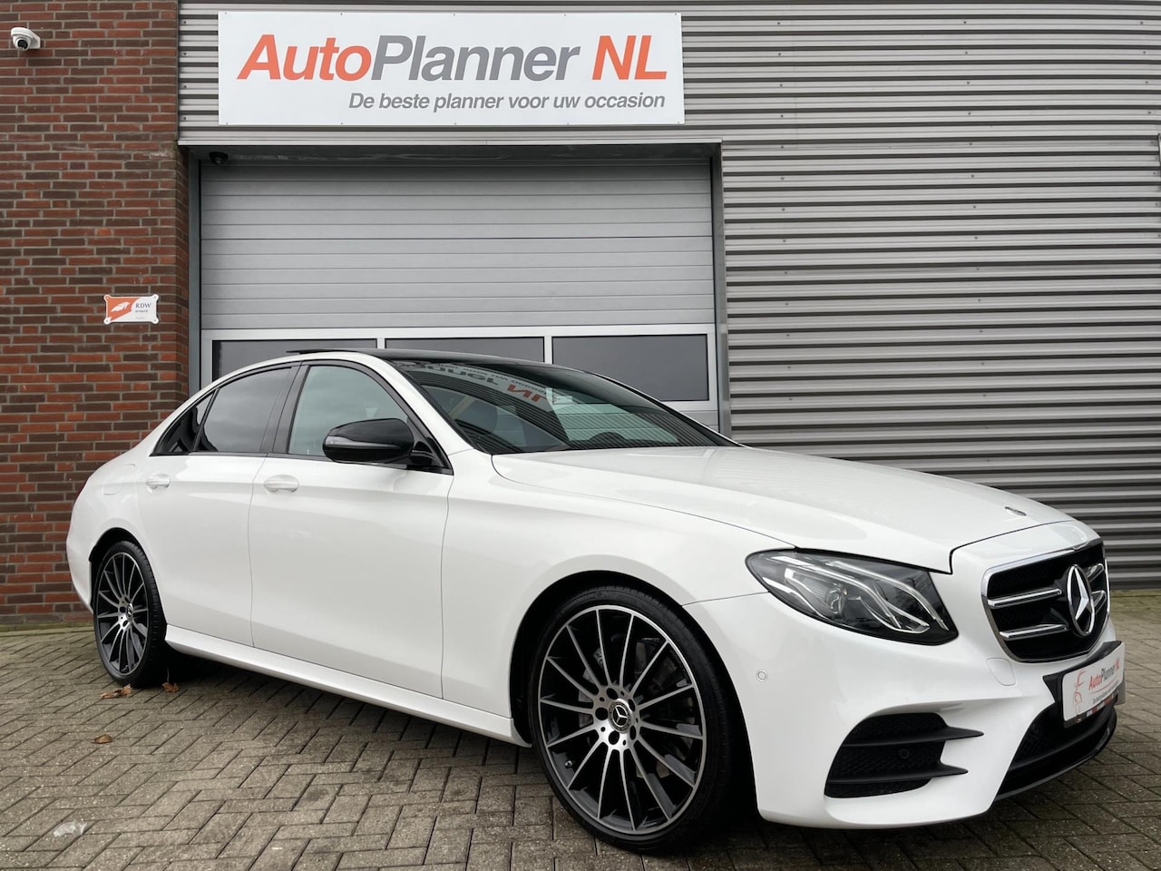 Mercedes-Benz E-klasse - 200 AMG Line! Camera! Navi! Pano! - AutoWereld.nl