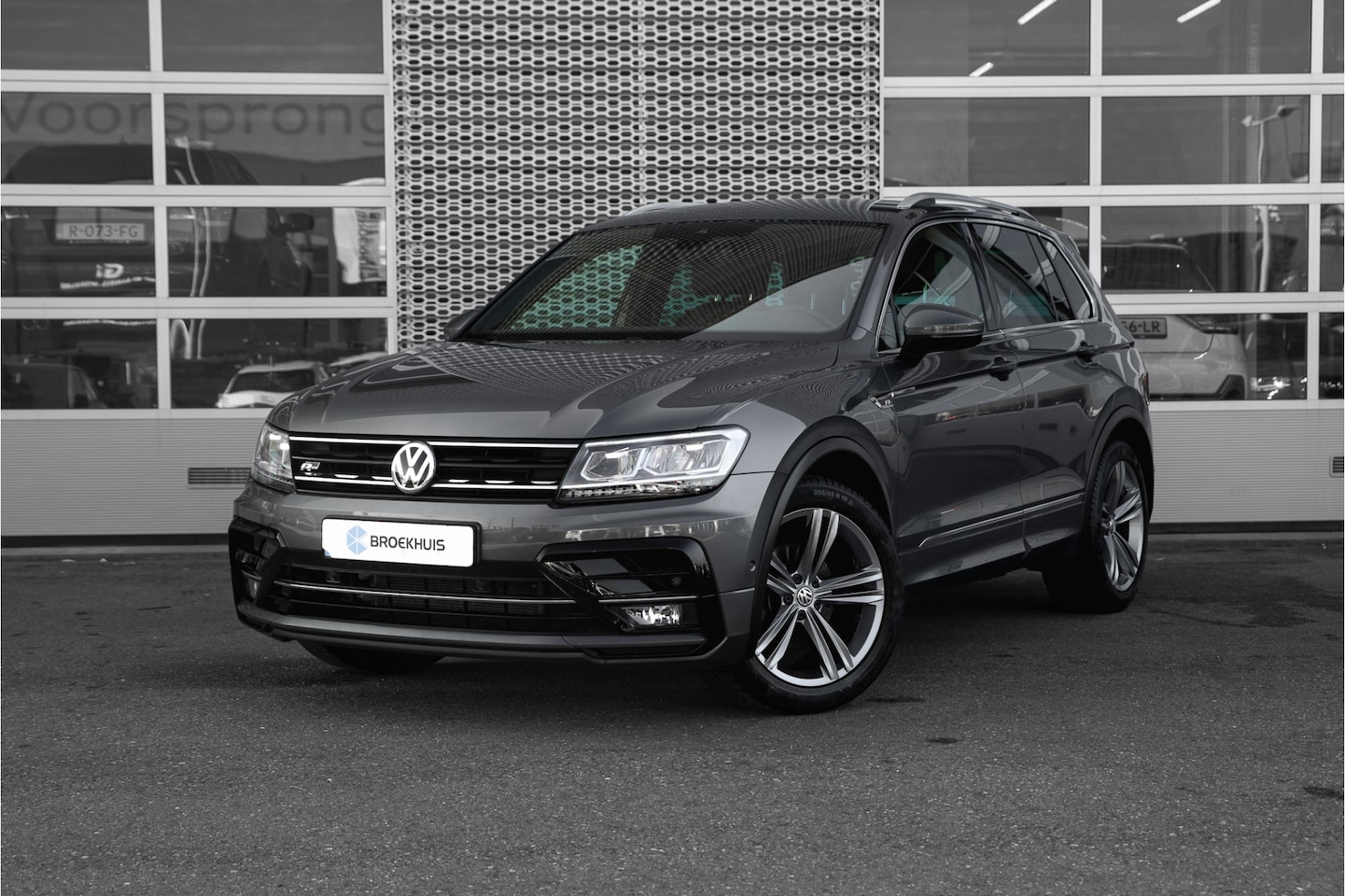 Volkswagen Tiguan - 1.5 TSI Comfortline Business R-Line | Trekhaak | Camera | Elektr. A.Klep | - AutoWereld.nl