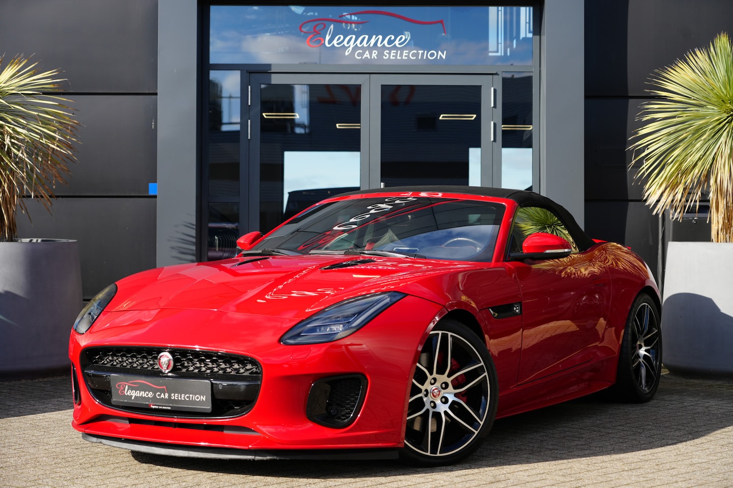 Jaguar F-type - P300 RWD R-Dynamic 301pk Navigatie/Leder/Camera - AutoWereld.nl