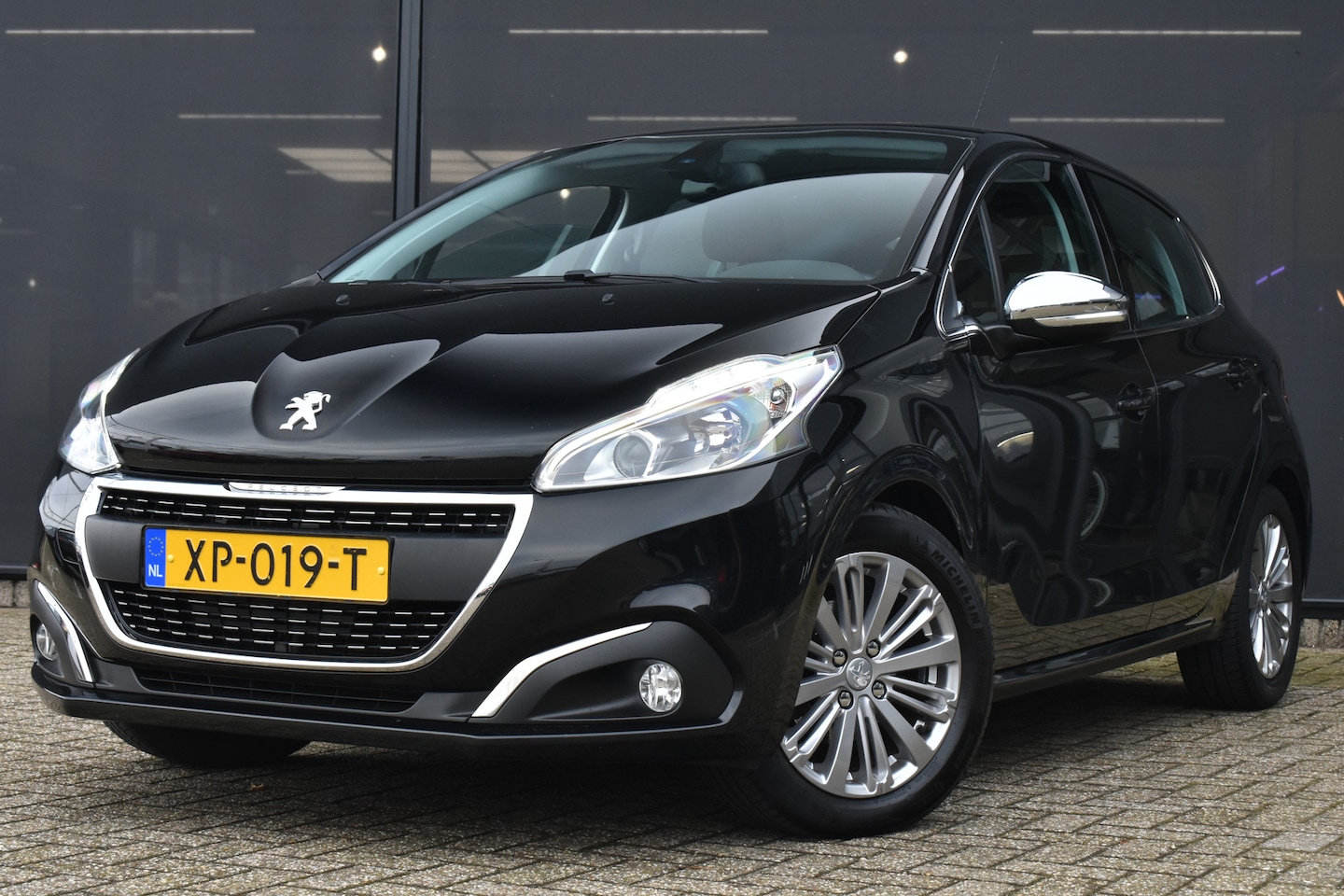 Peugeot 208 - 1.2 PureTech Blue Lease Allure | LED dagrijverlichting | armsteun voor | cruise control - AutoWereld.nl