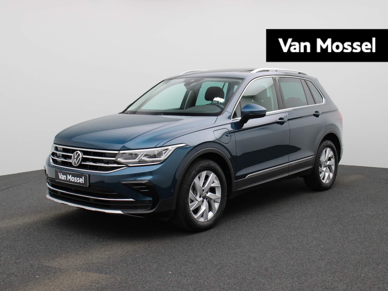 Volkswagen Tiguan - 1.4 TSI eHybrid Elegance Business+ | Panorama-dak | Achteruitrijcamera | Navigatie | Adapt - AutoWereld.nl